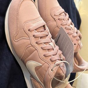 Nike Internationlist Champagne/White/Black Sneakers NEW size 8-1/2 [828407-621]